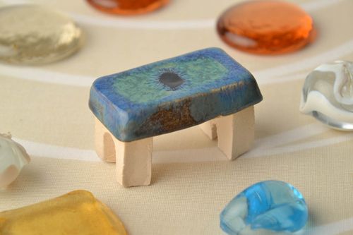 Souvenir Statuette aus Ton Hocker blau - MADEheart.com