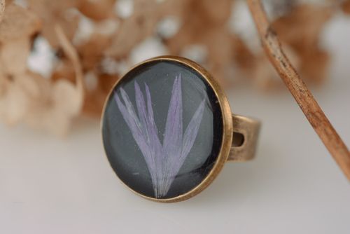 Металлическое кольцо с живым цветком в эпоксидной смоле ручной работы винтажное - MADEheart.com