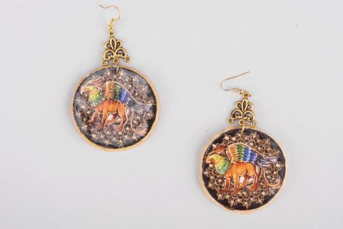 Boucles doreilles pendantes en argile Griffon faites main - MADEheart.com