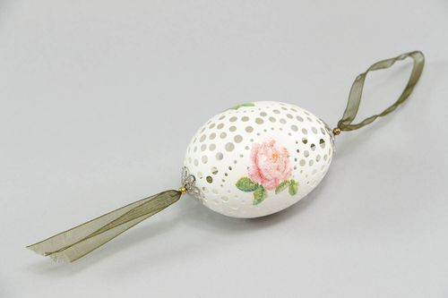 Pingente decorativo na forma de ovo esculpido e decorado na técnica de decoupage - MADEheart.com