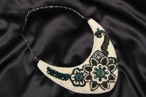 Collier en perles de rocaille avec fleurs brodées  - MADEheart.com