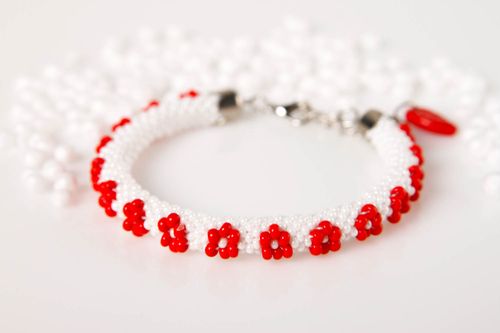 Bracelet perles rocaille Bijou fait main blanc à fleurs rouges Accessoire femme - MADEheart.com