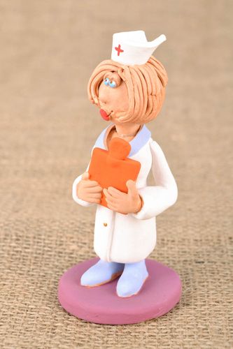 Statuina in ceramica fatta a mano soprammobile divertente souvenir originale - MADEheart.com