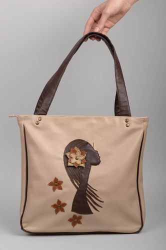 Sac faux cuir fait main Accessoire femme beige avec fille Cadeau original - MADEheart.com