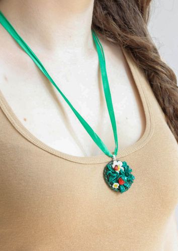 Pingente feito de cerâmica plástica Morango selvagem - MADEheart.com