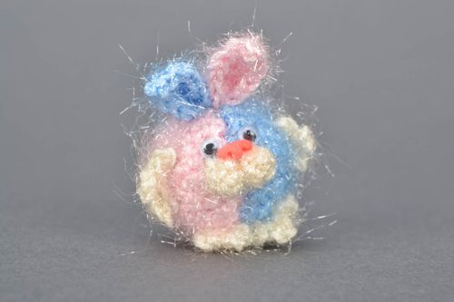 Gehäkelter Schlüsselanhänger Hase - MADEheart.com