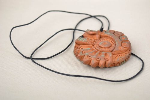 Ciondolo in ceramica fatto a mano pendente rotondo con cordino regalo originale - MADEheart.com