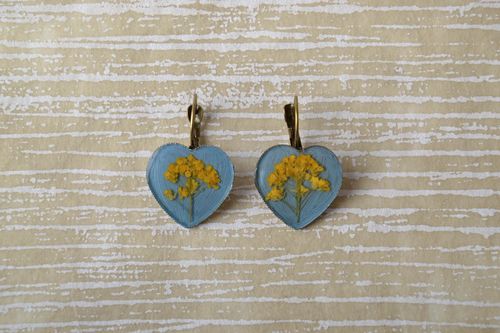 Heart-shaped earrings with natural flowers in epoxy resin - MADEheart.com