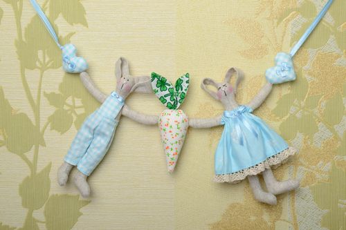 Künstlerische handgefertigte Girlande aus Stoff Spielzeugen für Kinderzimmer - MADEheart.com