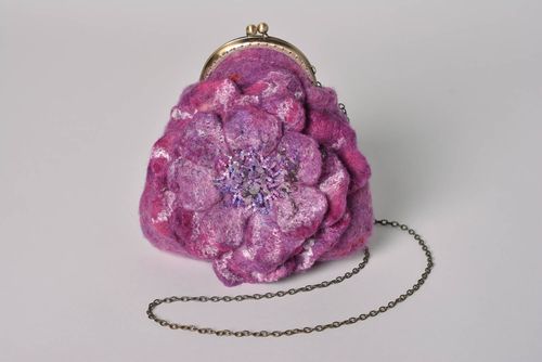 Lila Tasche aus Wolle mit langer Kette mit Blume künstlerische Handarbeit - MADEheart.com