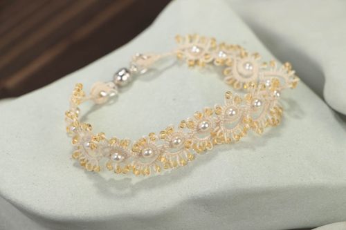 Pulsera hecha a mano de hilos en técnica frivolité regalo original para mujer - MADEheart.com
