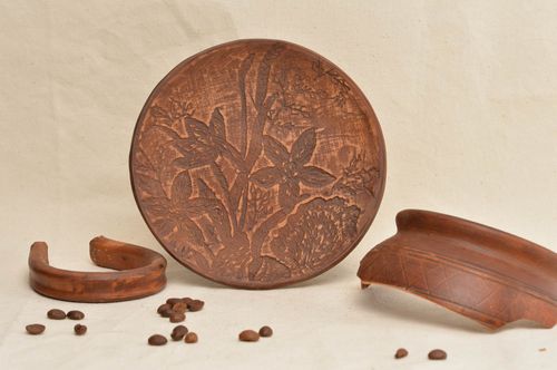 Flacher brauner Dessert Teller aus Ton mit Muster handgetöpfert Waldblumen - MADEheart.com