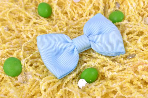 Pinza para el pelo artesanal con forma de lacito de cinta azul para niñas - MADEheart.com