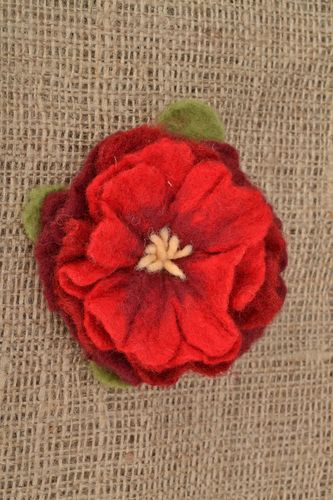 Broche laine feutrée Fleur rouge  - MADEheart.com