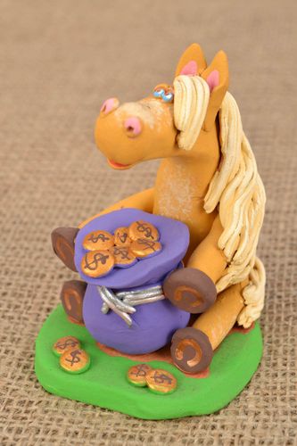 Figurine en céramique originale Cheval avec sac dargent  - MADEheart.com