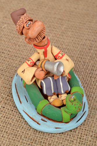Figurine en terre cuite Chasseur en bateau  - MADEheart.com