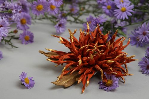 Spilla a forma di fiore fatta a mano accessorio originale da donna in pelle - MADEheart.com