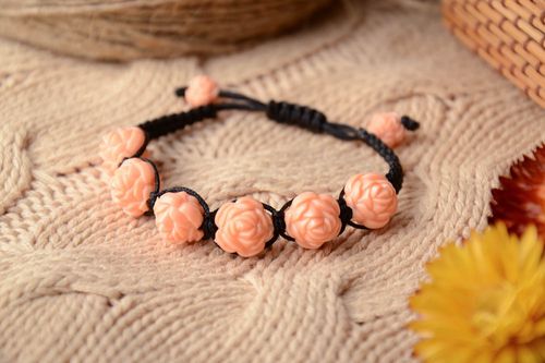 Bracelet en perles de plastique rose fait main - MADEheart.com