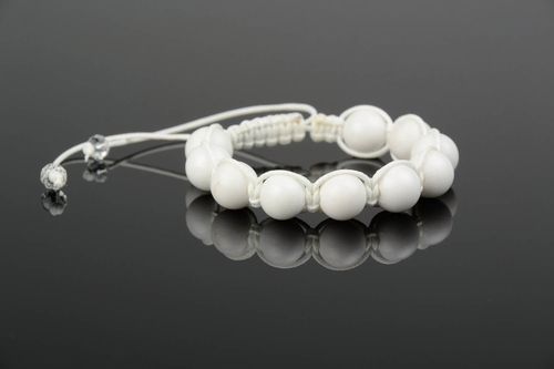 Wrist bracelet with white agate crumbs - MADEheart.com