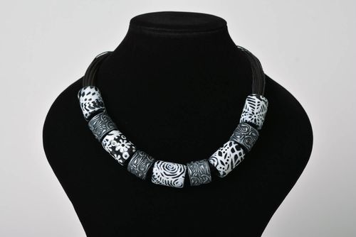 Handgemachte Halskette aus Polymerton mit Wachsschnur künstlerisch schwarz weiß - MADEheart.com