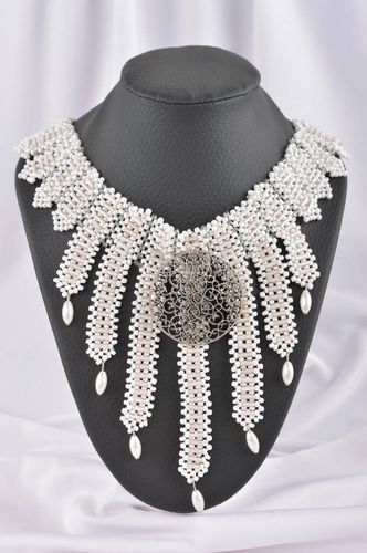Collana di perline fatta a mano accessorio da donna bianco con giaietto - MADEheart.com