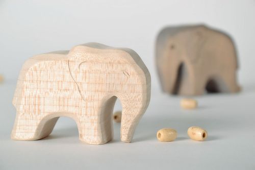 Handgemachte Statuette aus Holz Elefant - MADEheart.com