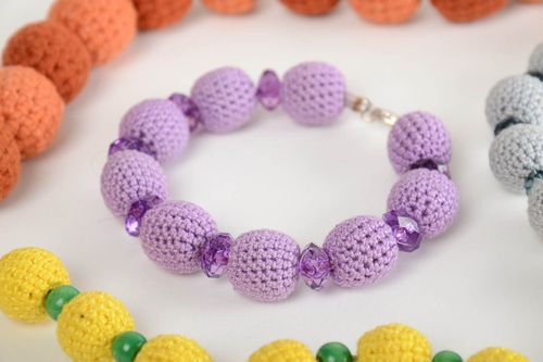 Bracelet mauve en perles recouvertes de fils en coton fait main au crochet - MADEheart.com