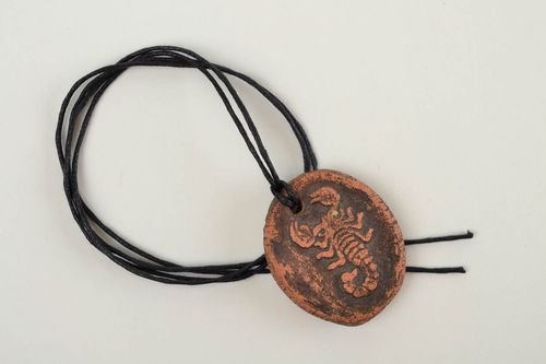 Pendentif céramique Bijou fait main scorpion Accessoire homme design rond - MADEheart.com