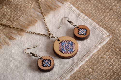 Parure de bijoux en bois faits main broderie (boucles doreilles et pendentif) - MADEheart.com