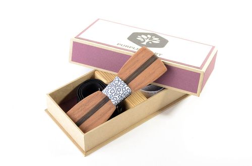 Fliege aus Holz gestreift handmade Accessoire für Männer Krawatte Fliege hell - MADEheart.com