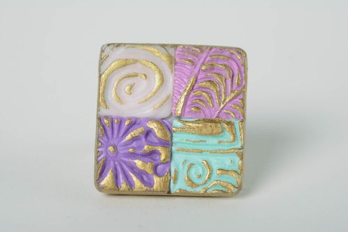 Bague fantaisie en pâte polymère carrée peinte aux acryliques faite main - MADEheart.com