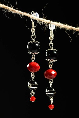 Boucles doreilles tendance Bijou fait main rouge noir pendantes Cadeau femme - MADEheart.com