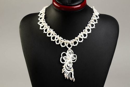 Collar artesanal de hilos blancos accesorio para mujeres bisutería artesanal - MADEheart.com