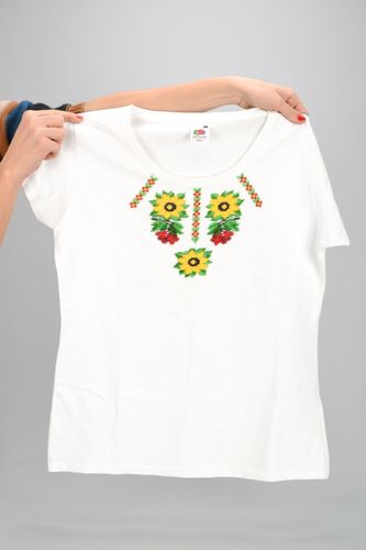 Cotton T-shirt Embroidery - MADEheart.com