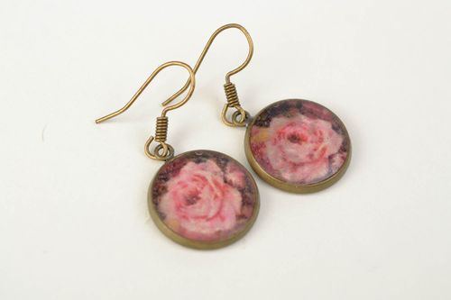 Kleine handmade runde Ohrringe aus Epoxidharz in Decoupage romantisch Rosen - MADEheart.com