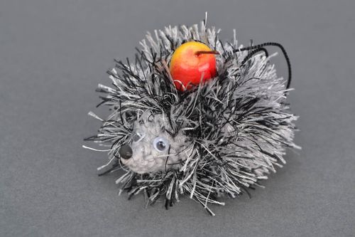 Juguete hecho a mano Erizo con una manzana - MADEheart.com