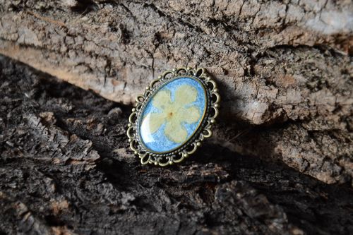 Broche vintage Bijou fait main ovale bleue avec vraie fleur Cadeau femme - MADEheart.com