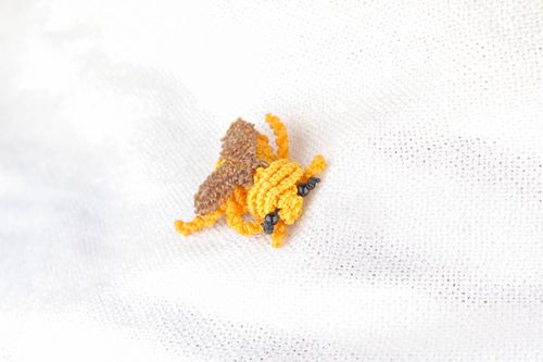 Handmade brooch Bee - MADEheart.com