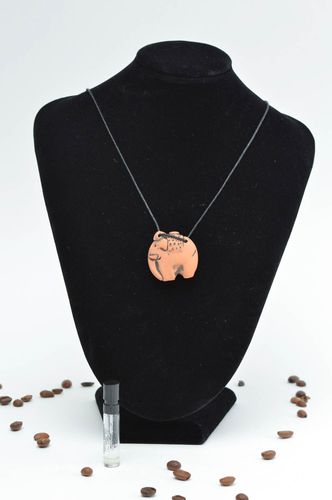 Pendentif aromatique en céramique brun en forme déléphant fait main original - MADEheart.com