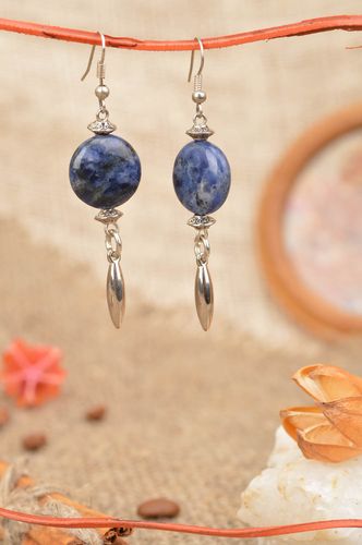 Longues boucles doreilles en perles de fantaisie bleues faites main jolies - MADEheart.com