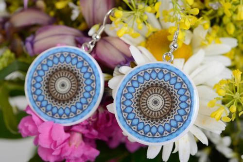 Pendientes de arcilla polimérica artesanales azules con ornamento decoupage  - MADEheart.com