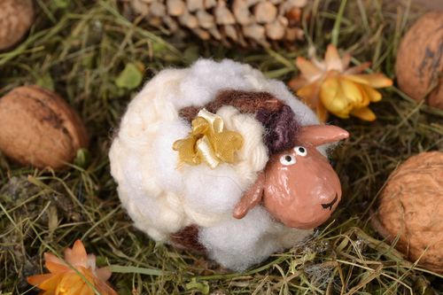 Figurine papier mâché en forme de brebis sympa - MADEheart.com