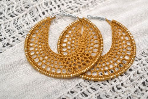 Brincos redondos artesanais ornados em croché - MADEheart.com