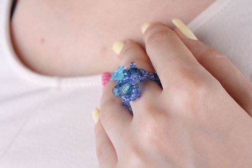 Простое кольцо из бисера голубого цвета - MADEheart.com