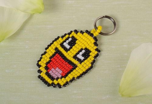Joli porte-clés smiley tressé en perles de rocaille fait main jaune accessoire - MADEheart.com