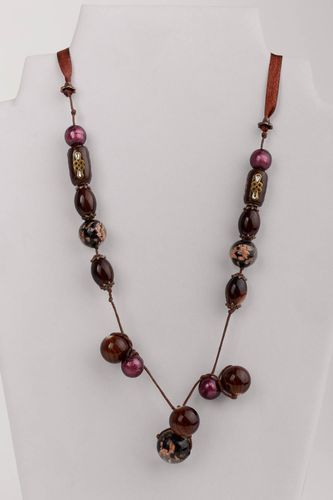 Long collier en perles de plastique et verre fait main sur ruban en satin - MADEheart.com