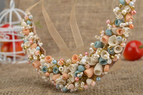 Collar de arcilla polimérica sobre la base tejida con cintas hecho a mano - MADEheart.com