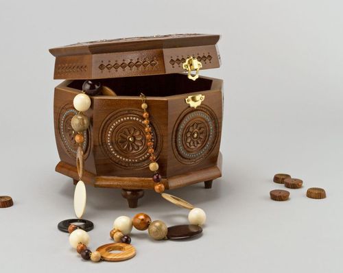 Box inlaid with beads - MADEheart.com