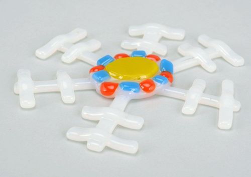 Новогодняя игрушка Снежинка с желтой сердцевиной - MADEheart.com