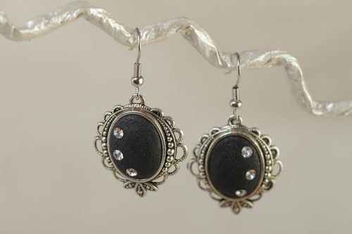 Pendientes de arcilla polimérica ovalados artesanales negros en engaste de metal - MADEheart.com
